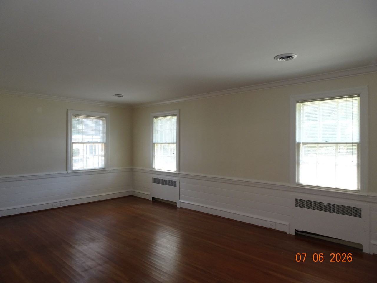 302 Riverside Dr - Photo 5 of 25