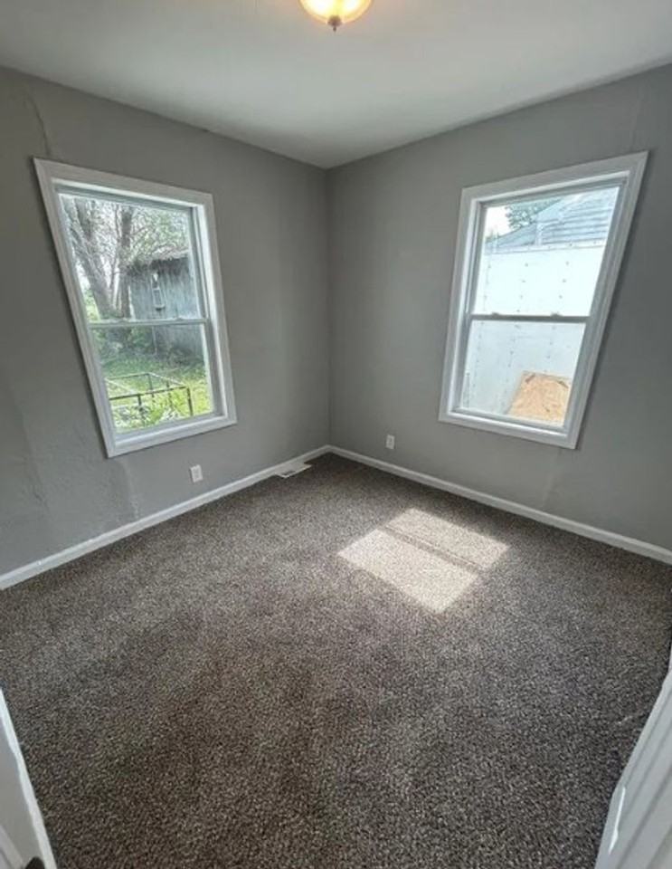 227 Nadine St - Photo 2 of 8