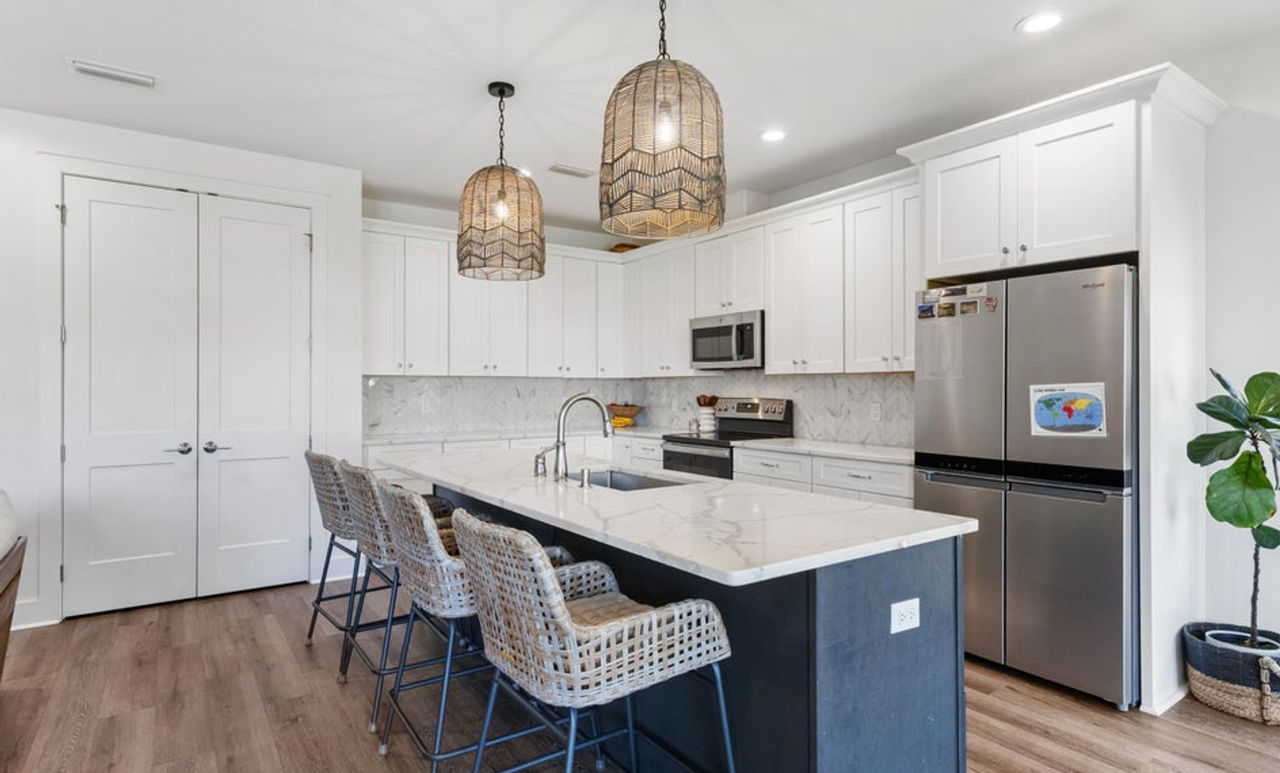1322 W 30th St - Photo 2 of 23