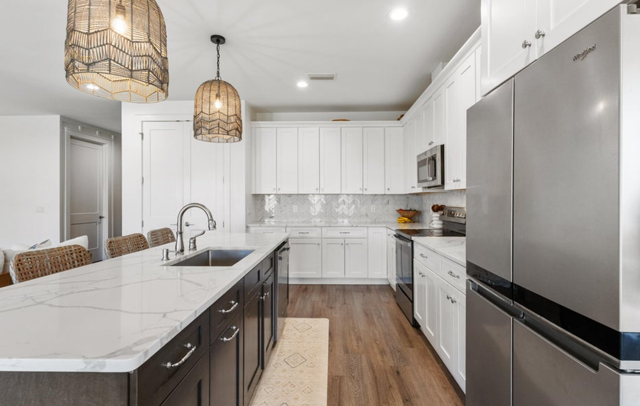 1322 W 30th St - Photo 3 of 23