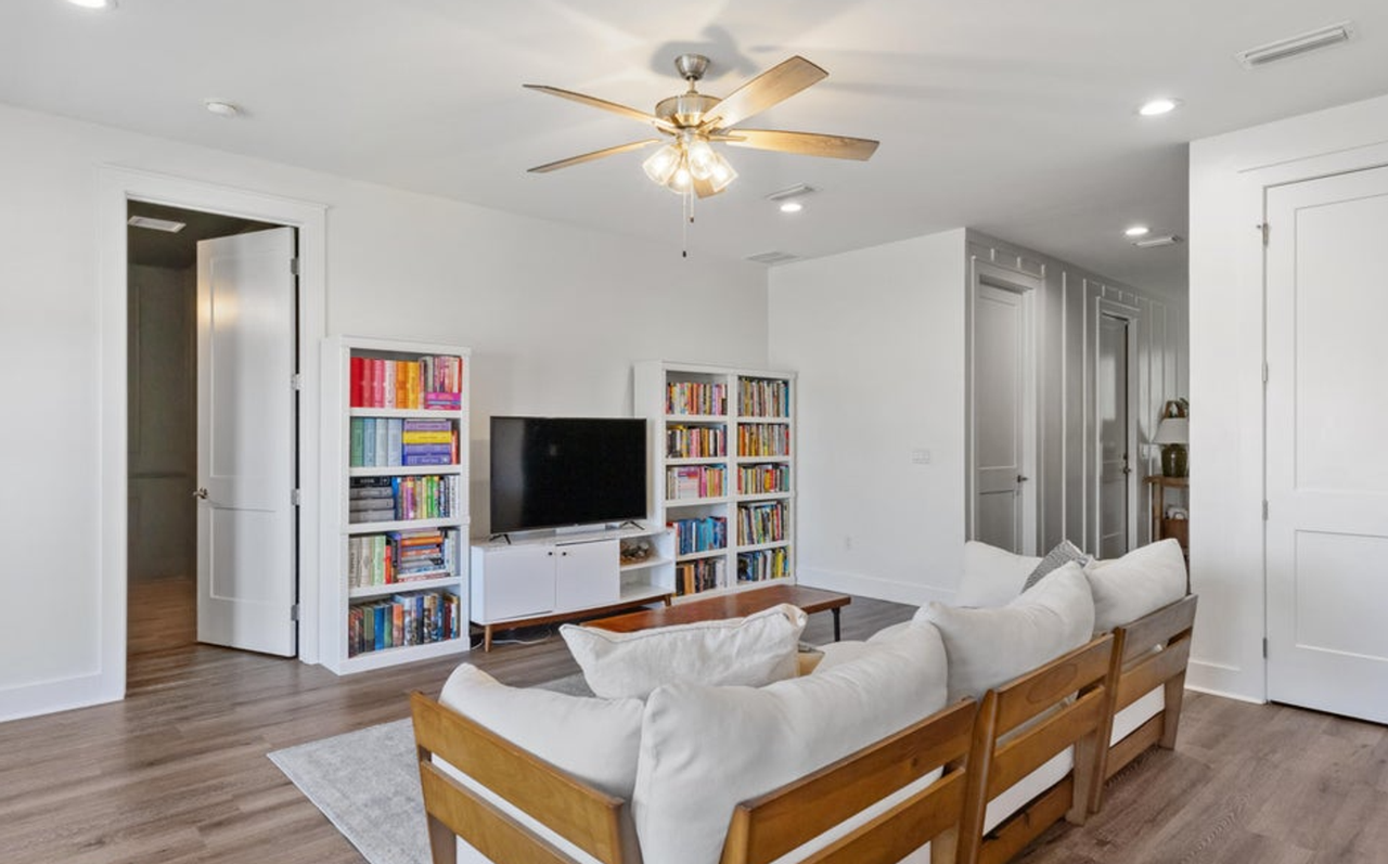 1322 W 30th St - Photo 7 of 23