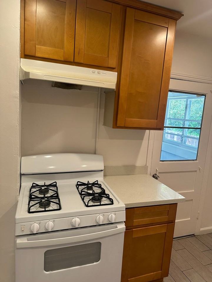 594 Victoria Ct - Photo 2 of 8