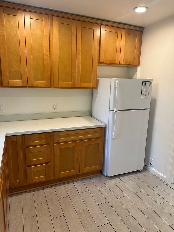 594 Victoria Ct - Photo 3 of 8
