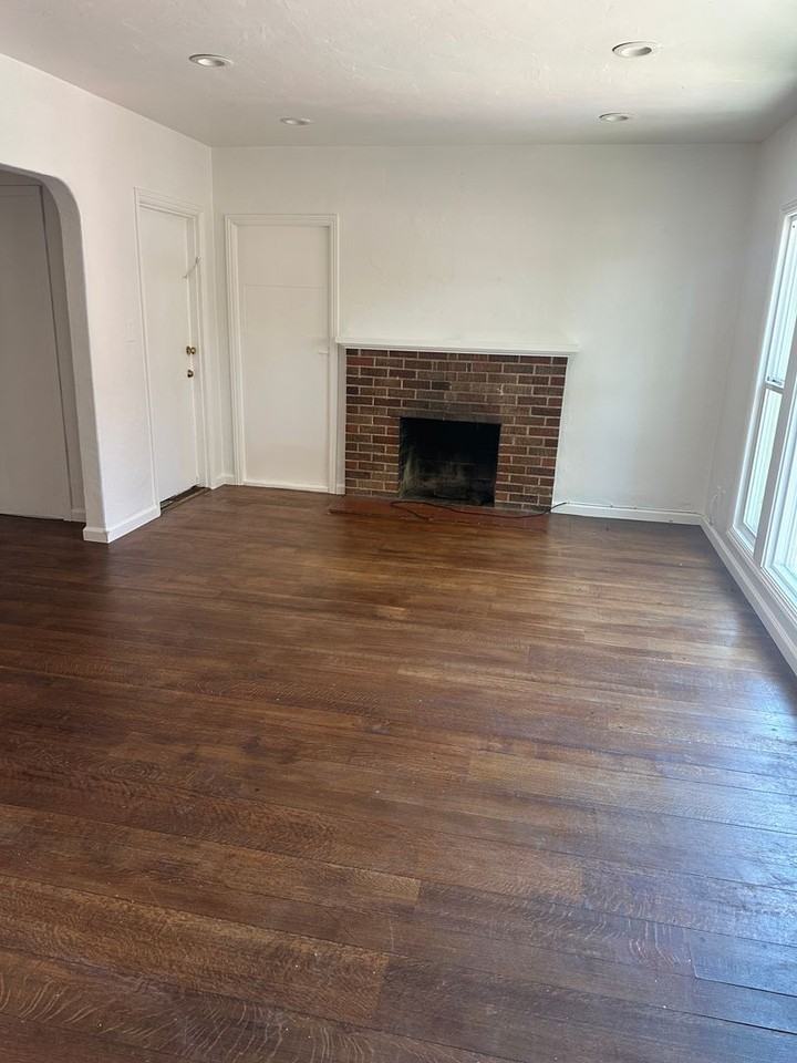 594 Victoria Ct - Photo 4 of 8