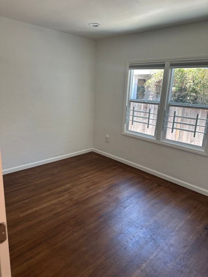 594 Victoria Ct - Photo 5 of 8