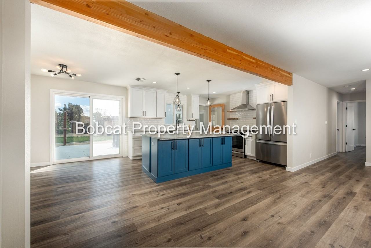 1121 Spruce St - Photo 4 of 31