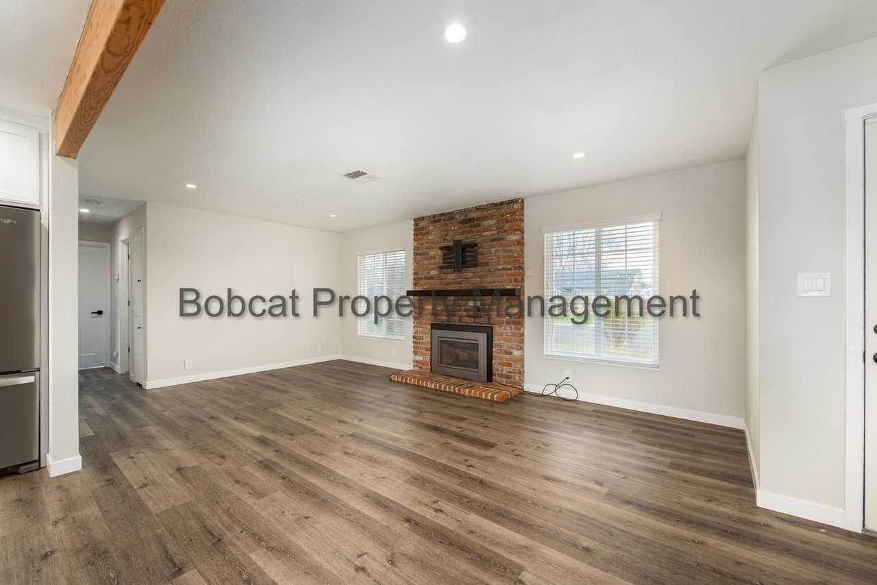 1121 Spruce St - Photo 5 of 31