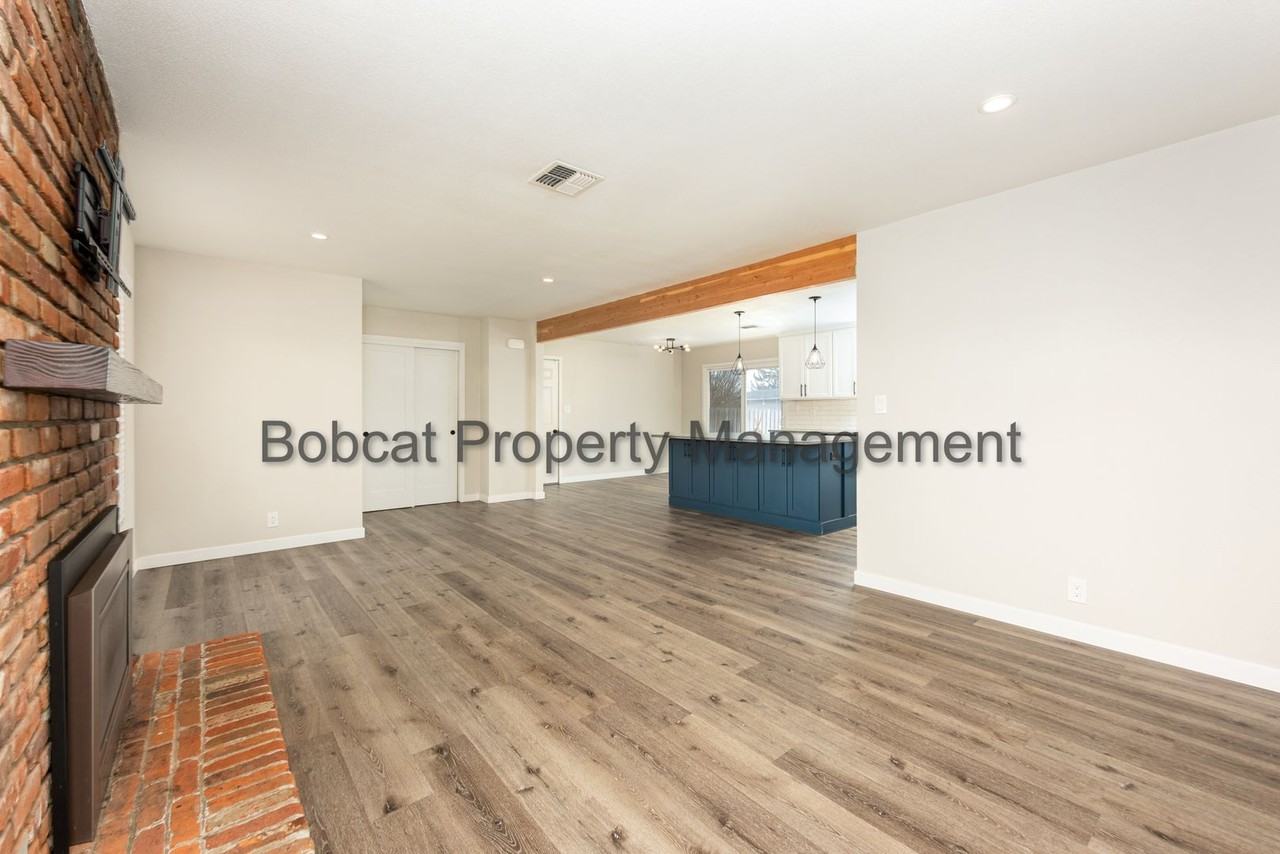 1121 Spruce St - Photo 6 of 31