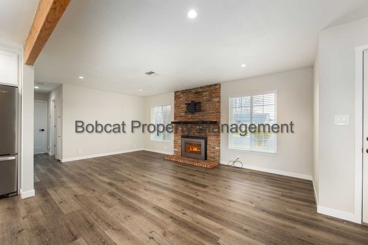 1121 Spruce St - Photo 7 of 31
