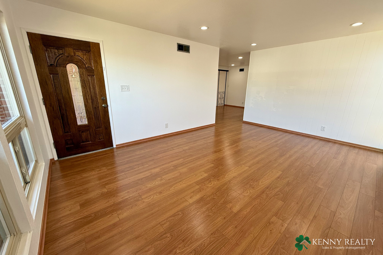 2504 Tipperary Ave - Photo 2 of 32