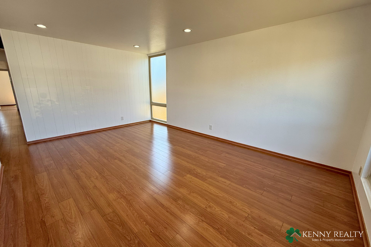 2504 Tipperary Ave - Photo 4 of 32