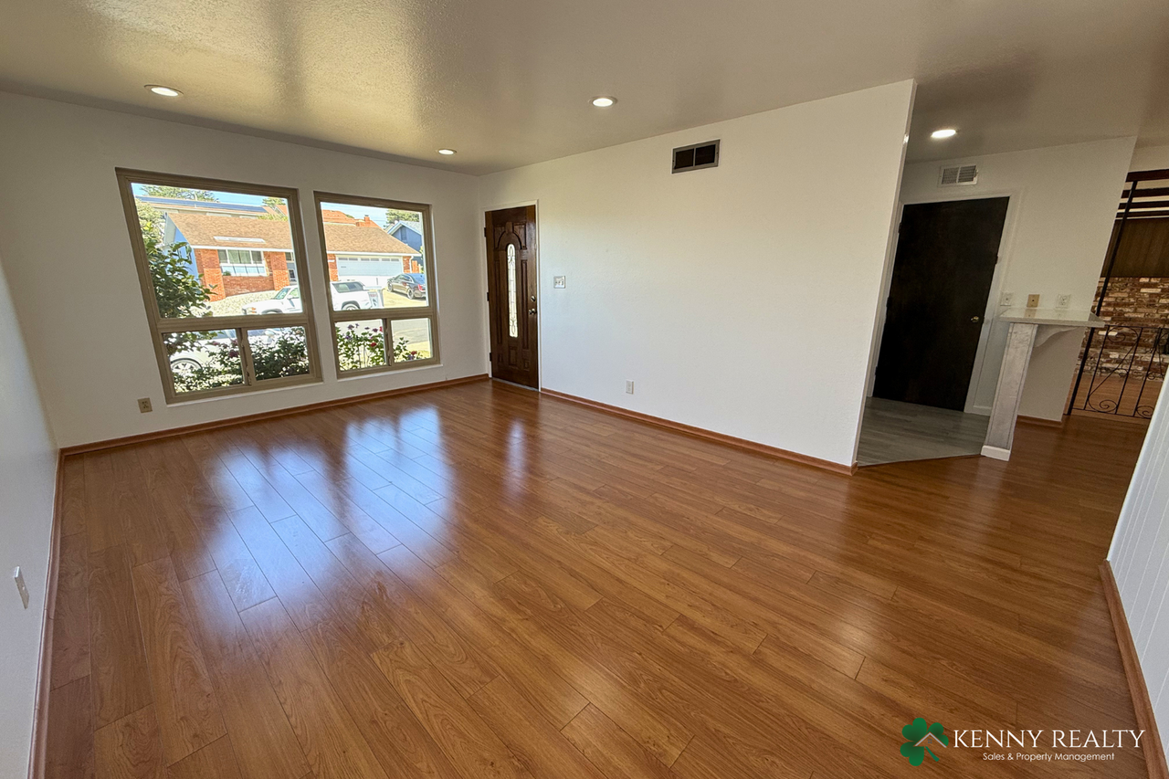 2504 Tipperary Ave - Photo 5 of 32