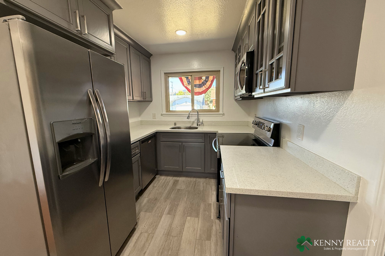 2504 Tipperary Ave - Photo 6 of 32