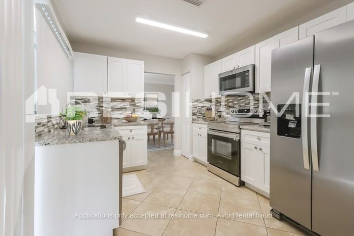 9940 Spanish Isles Dr - Photo 2 of 21