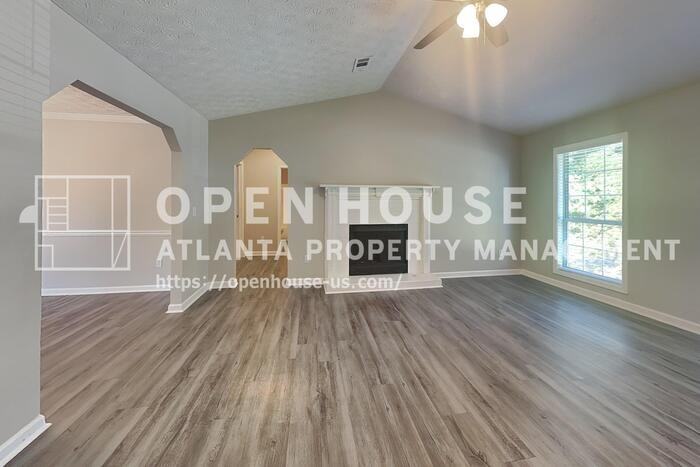 1395 Chalet Cir - Photo 4 of 20