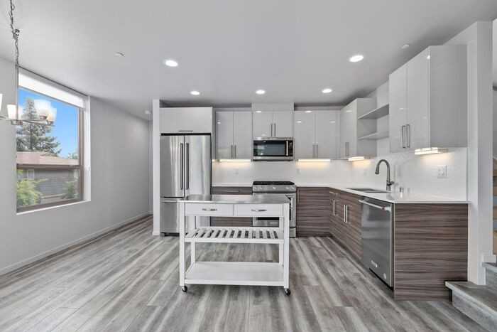 2409 E Thomas St - Photo 2 of 45
