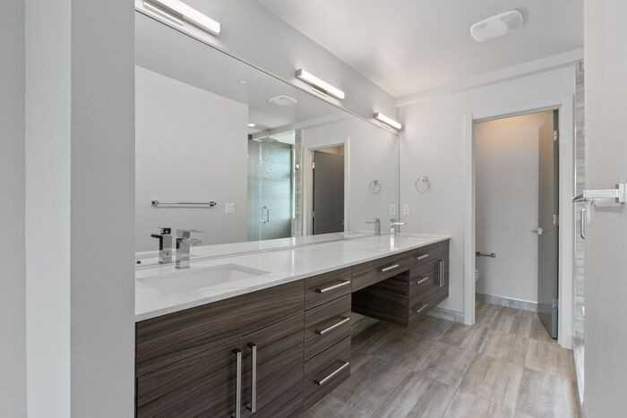 2409 E Thomas St - Photo 3 of 45