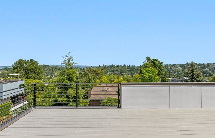 2409 E Thomas St - Photo 4 of 45