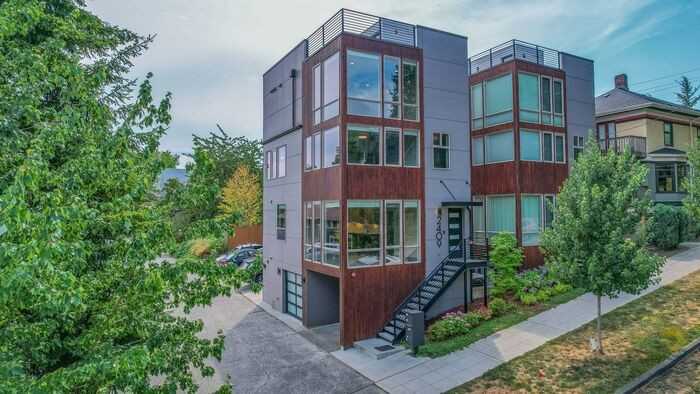 2409 E Thomas St - Photo 5 of 45