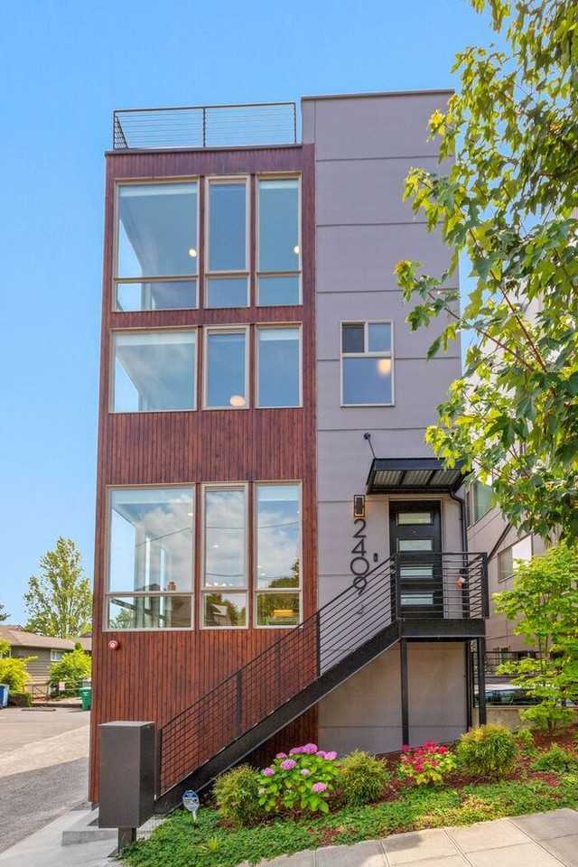 2409 E Thomas St - Photo 6 of 45