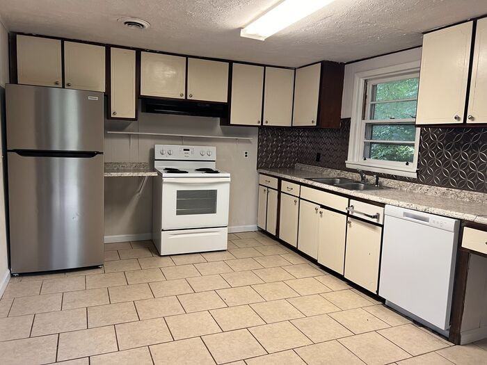 110 Wildwood Dr - Photo 3 of 12