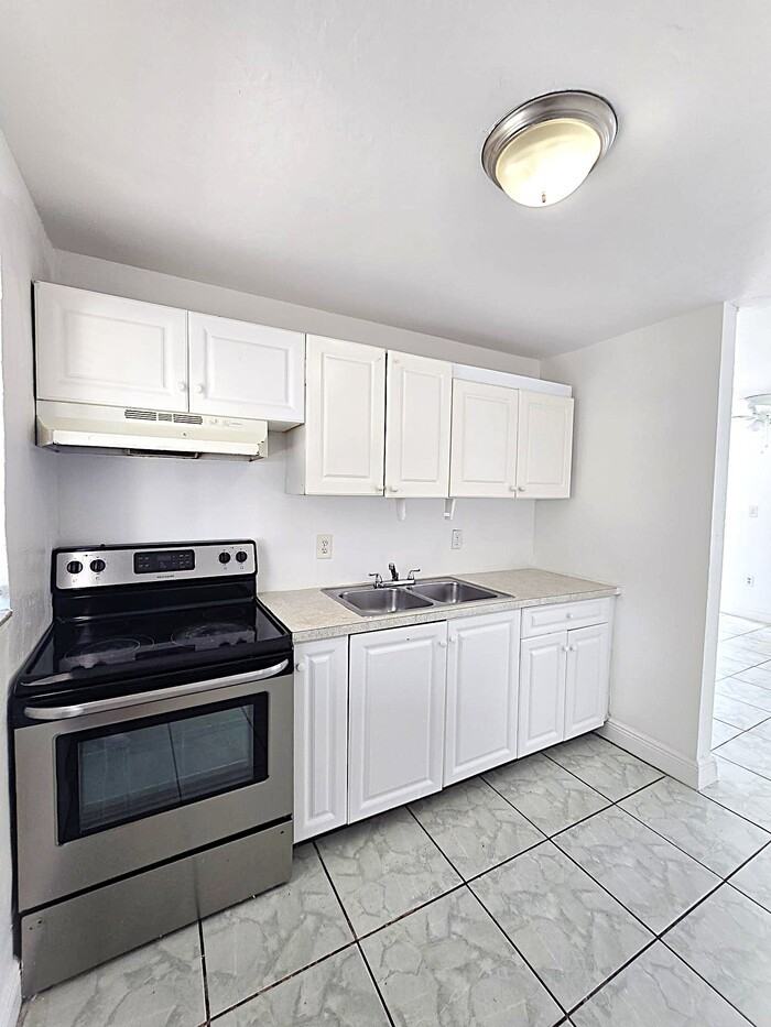 3135 Blount St - Photo 7 of 25