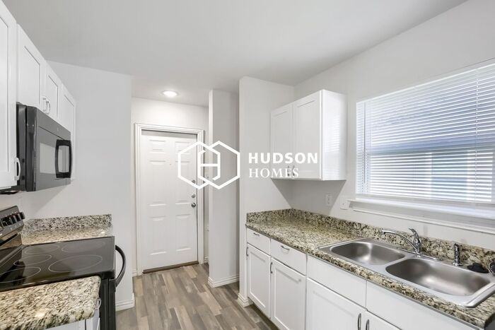 621 W Sabine St - Photo 6 of 13