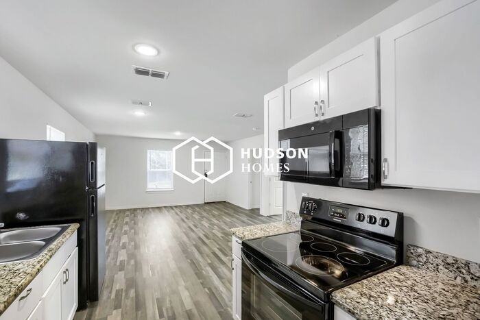 621 W Sabine St - Photo 7 of 13