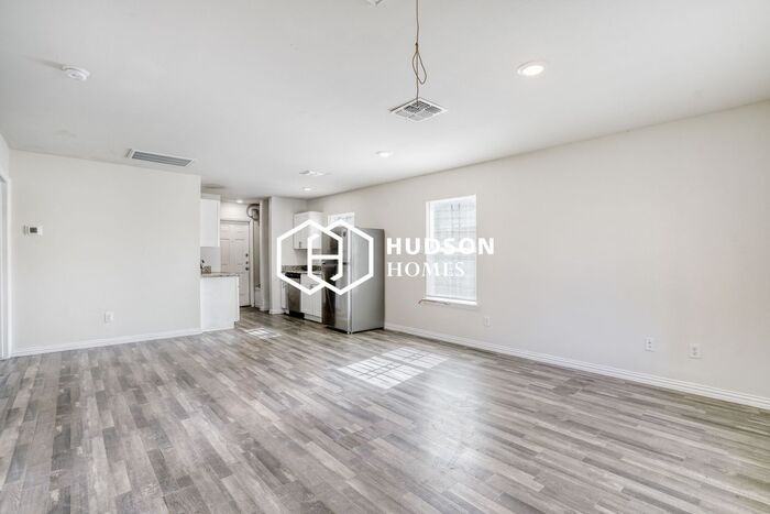 4907 Tyson St - Photo 4 of 14