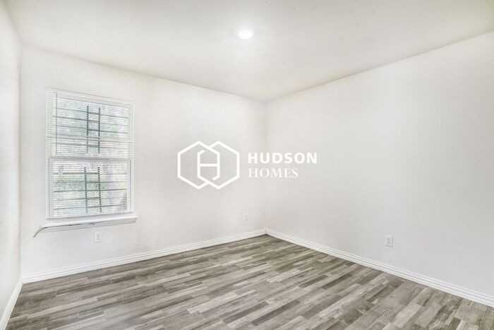 4907 Tyson St - Photo 6 of 14