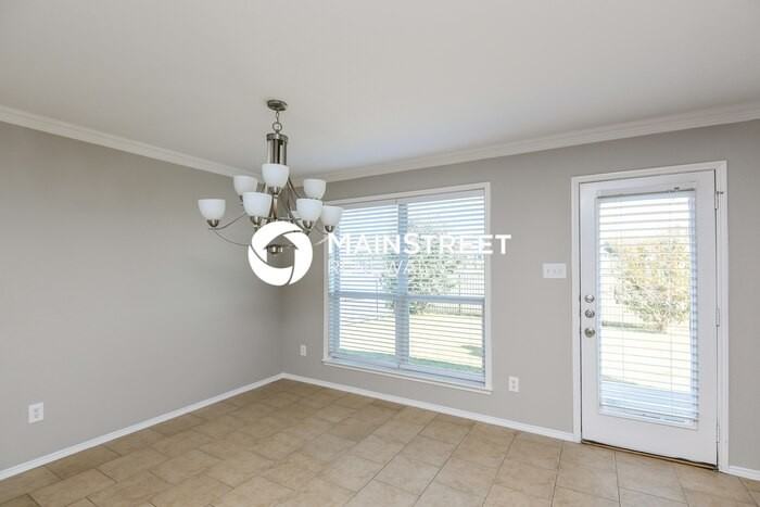 5202 Ambassador Dr - Photo 5 of 15
