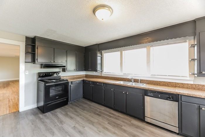 412 Hood Rd - Photo 4 of 11