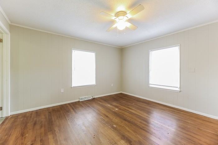 412 Hood Rd - Photo 6 of 11