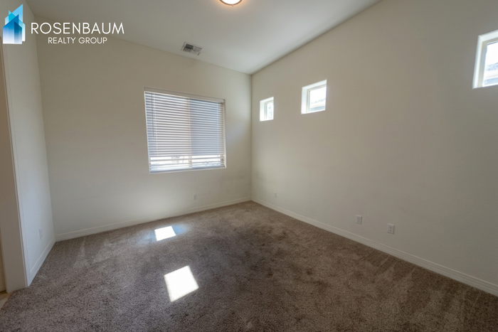 6070 E Greer Ln - Photo 4 of 7