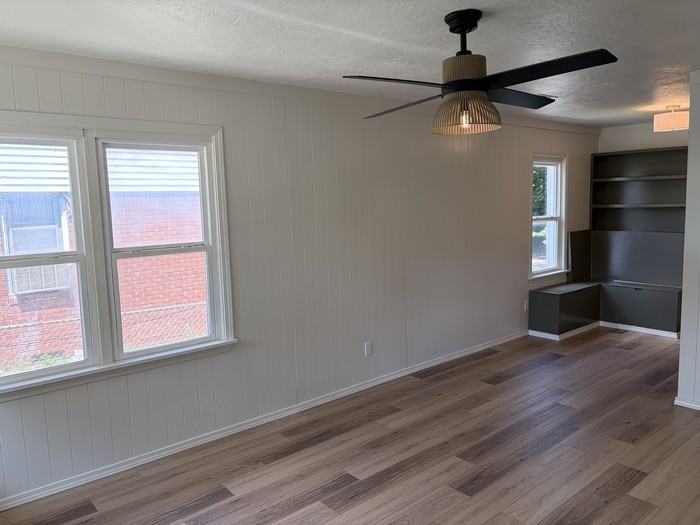 411 Showalter Dr - Photo 3 of 26