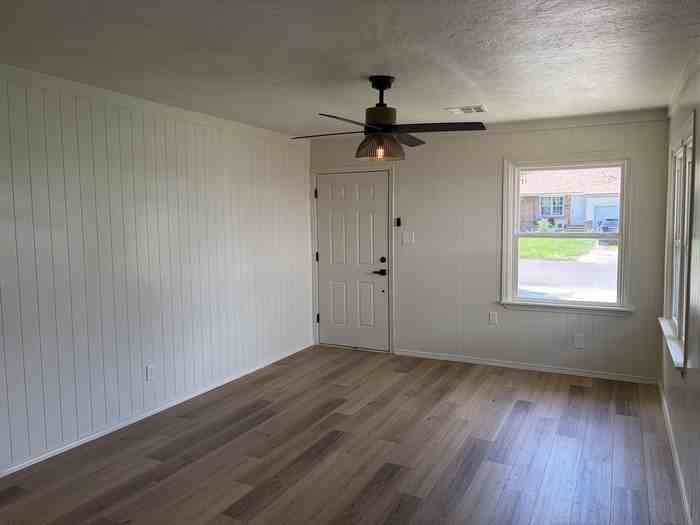411 Showalter Dr - Photo 4 of 26