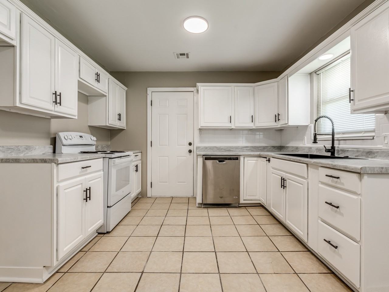 409 Ne Myers Ave #NA - Photo 6 of 22