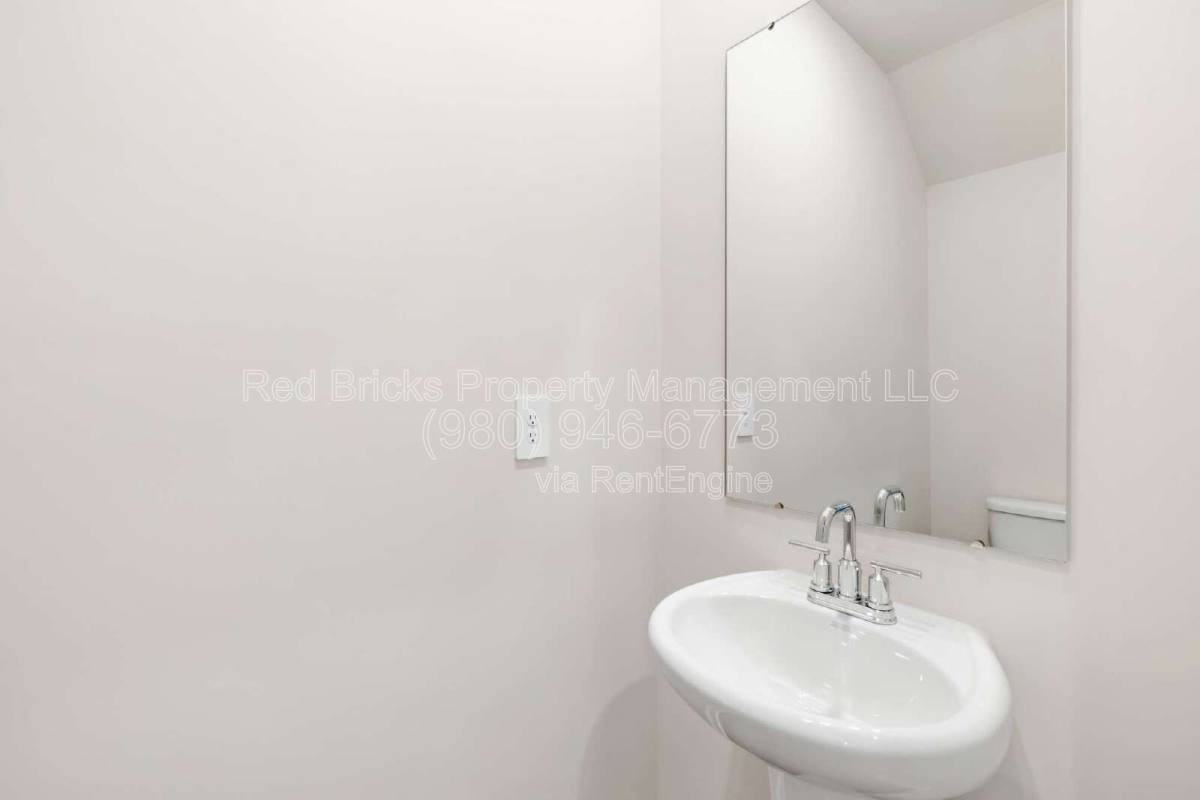 6105 Starview Ter - Photo 7 of 10