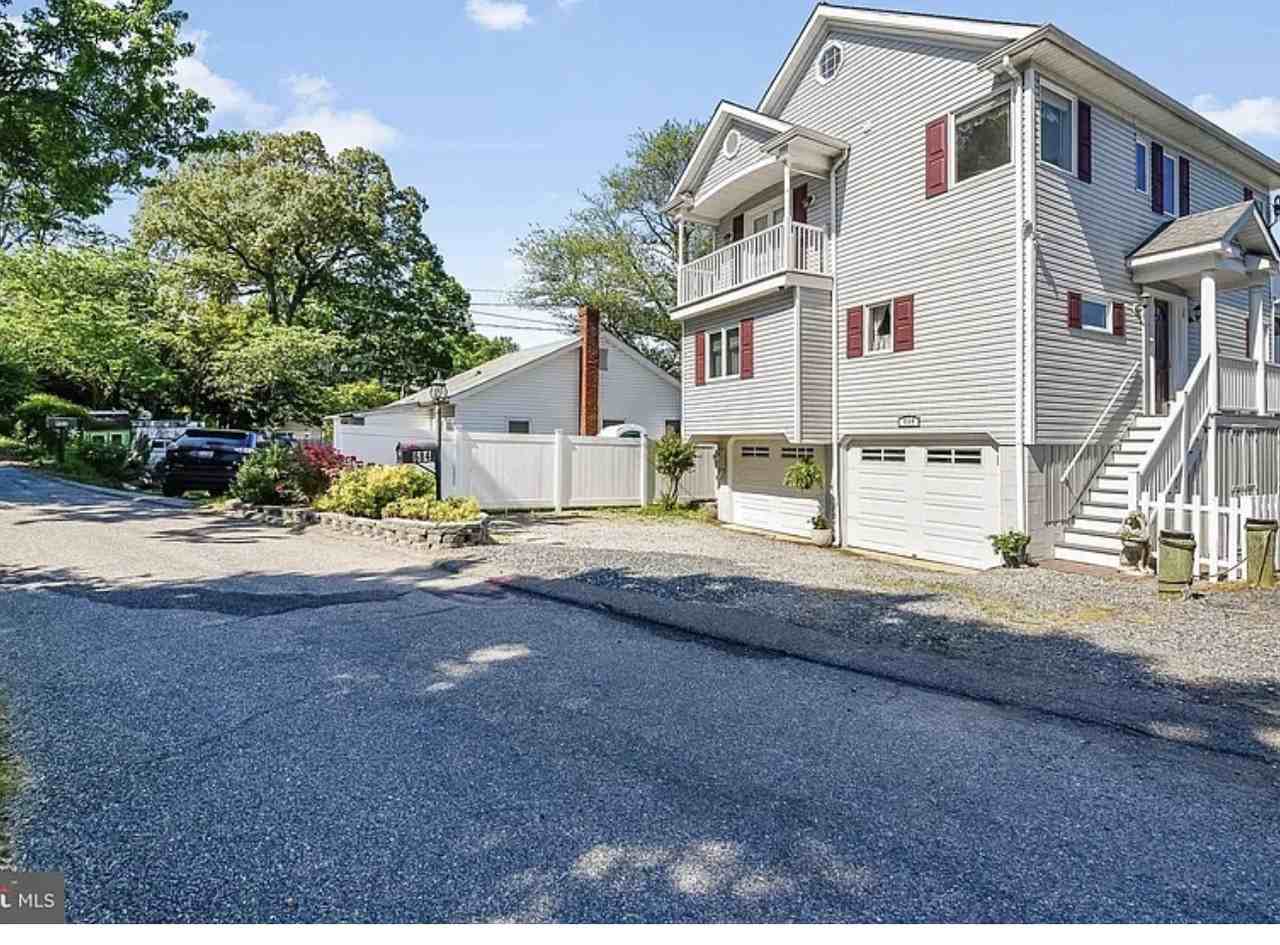 684 N Riverside Dr #NA - Photo 4 of 20