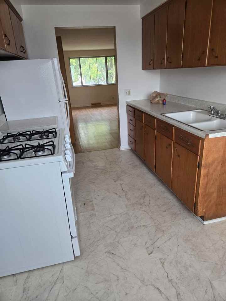 2511 W Wardcliffe Dr #F - Photo 2 of 8