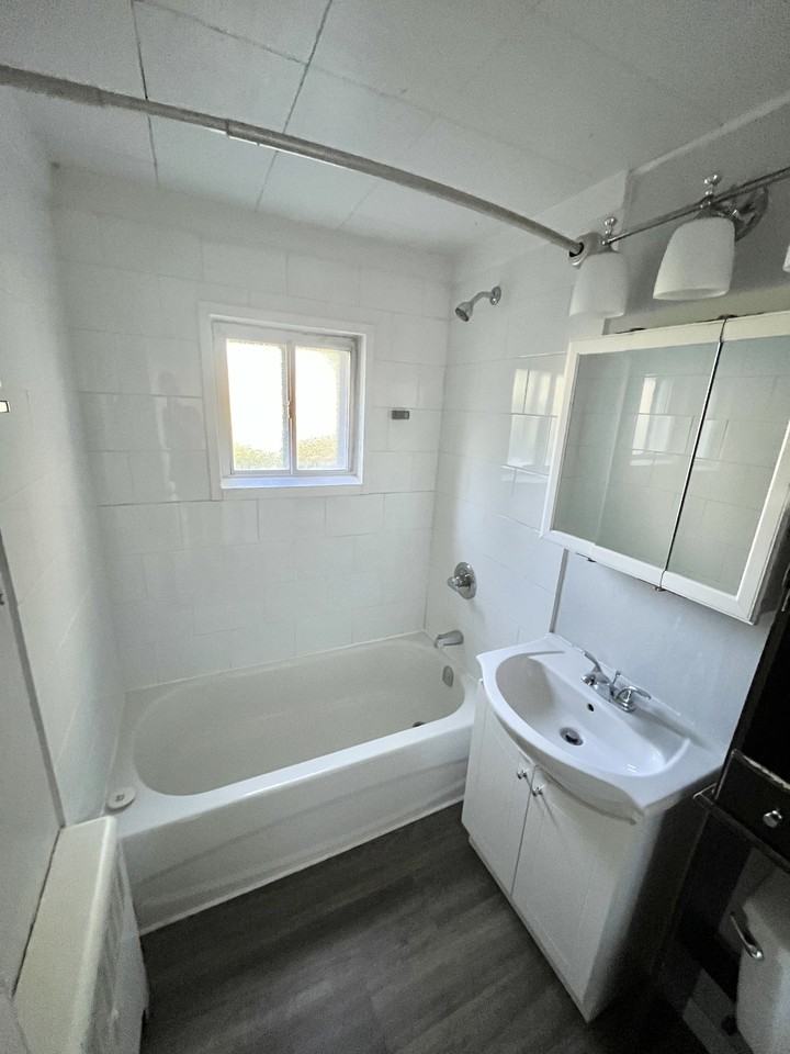 11235 117 St Nw - Photo 3 of 8