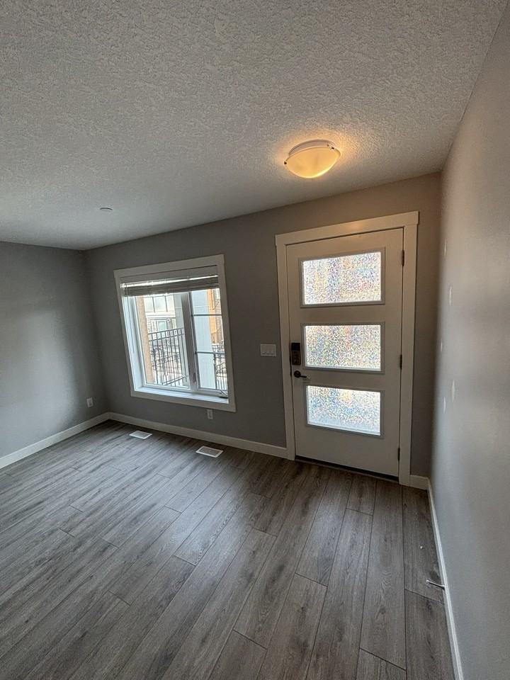 BEAUTIFUL Two Bedroom + 1 Bath Townhouse w/ A/C in Livingston! - Photo 2 of 19