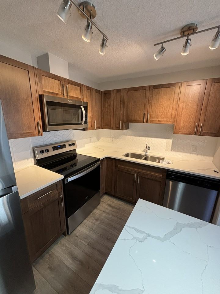 BEAUTIFUL Two Bedroom + 1 Bath Townhouse w/ A/C in Livingston! - Photo 3 of 19