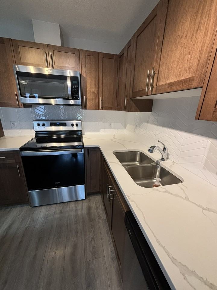 BEAUTIFUL Two Bedroom + 1 Bath Townhouse w/ A/C in Livingston! - Photo 5 of 19