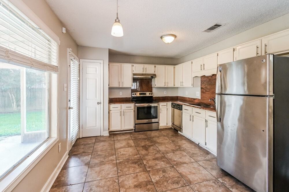 4864 Barkshire Dr - Photo 6 of 16