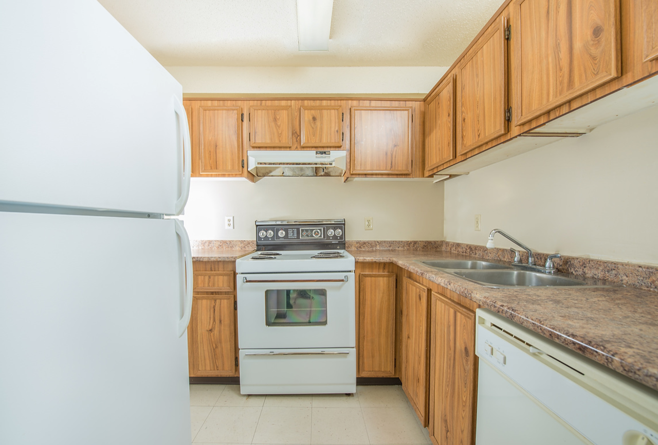 Queensgate Manor - Photo 2 of 11