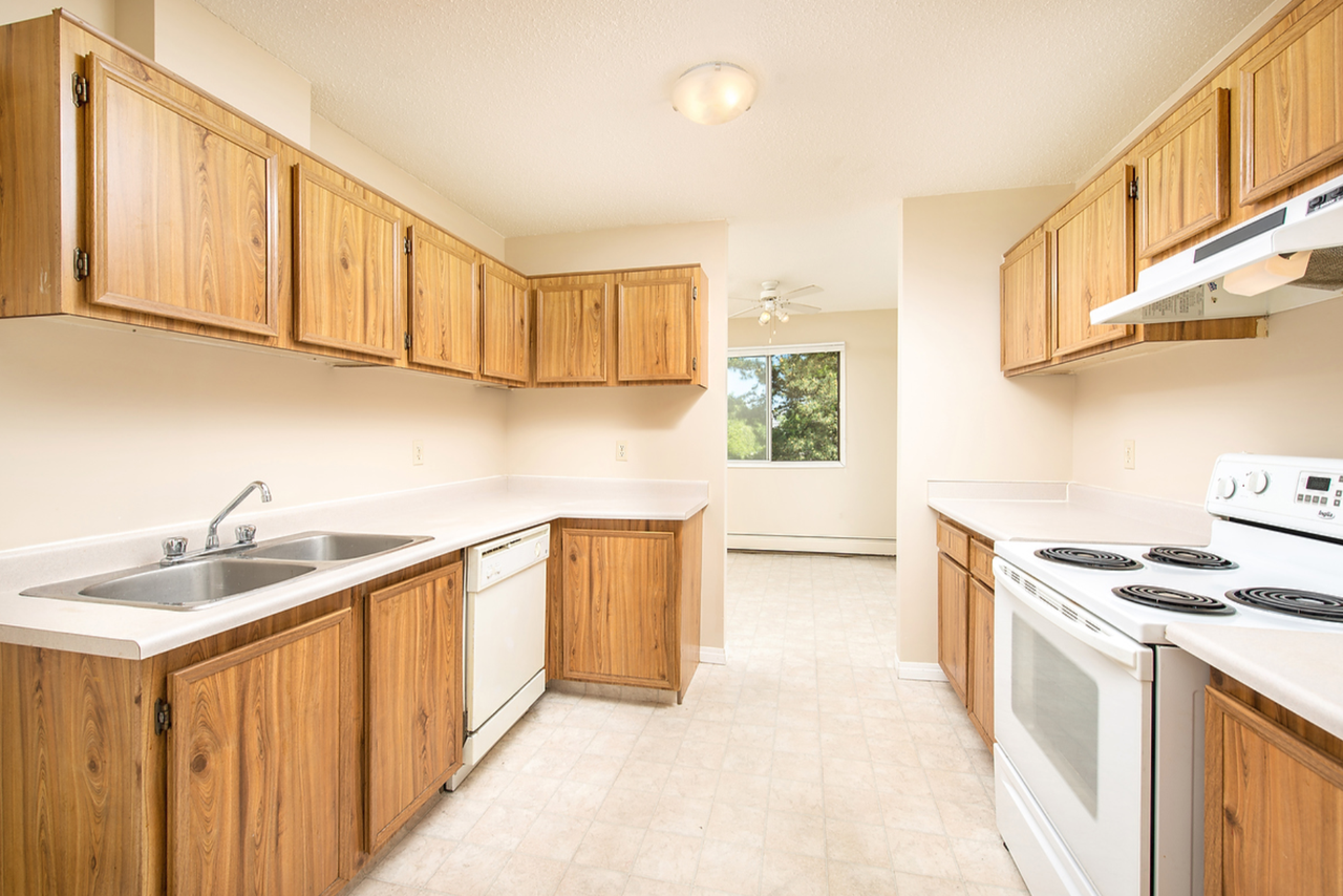 Queensgate Manor - Photo 5 of 11