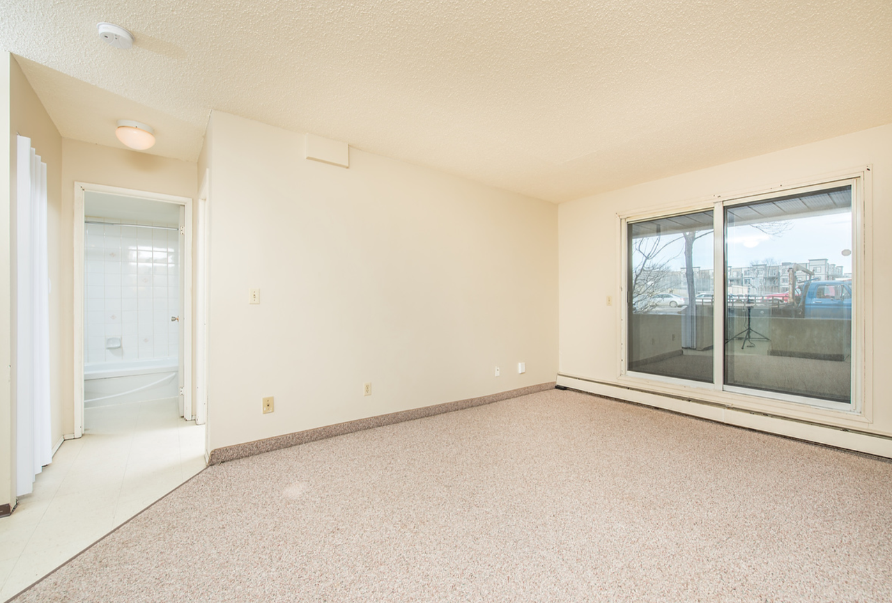 Queensgate Manor - Photo 7 of 11