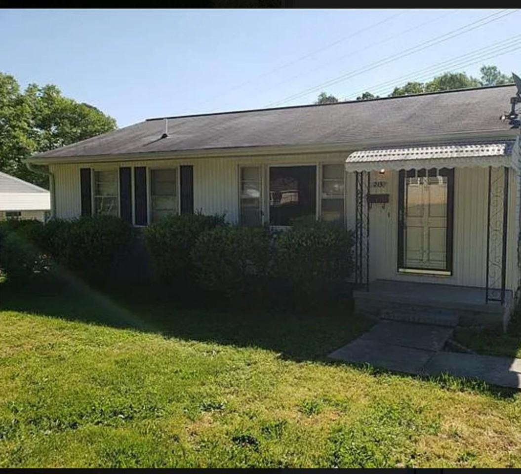 215 Dixon Cir - Photo 2 of 12