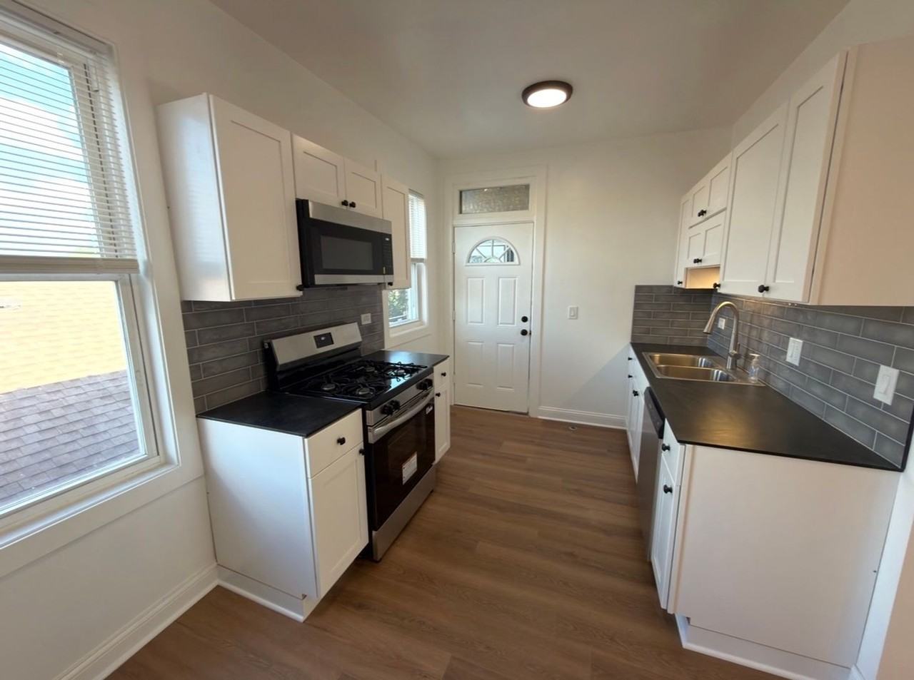 4824 W Addison St - Photo 3 of 11